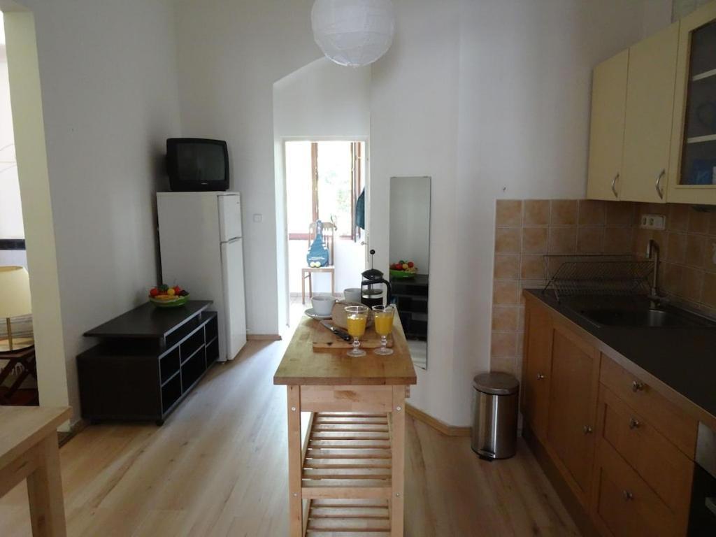 Garden Apartment On Art Nouveau Street In Central 프라하 외부 사진