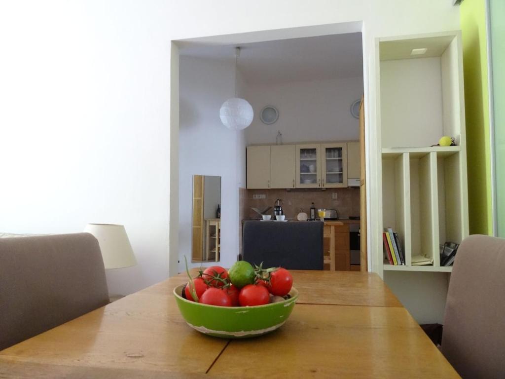 Garden Apartment On Art Nouveau Street In Central 프라하 외부 사진